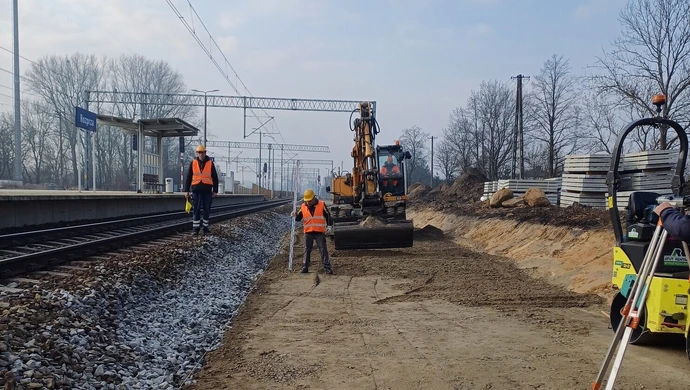 Budowa dodatkowego toru na stacji Rozprza zwiększy przepustowość linii
