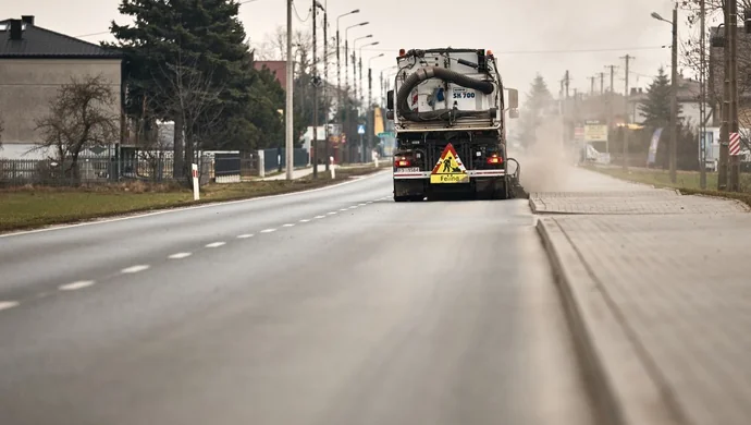 Po zimie rozpoczęto sprzątanie dróg wojewódzkich w Łódzkiem