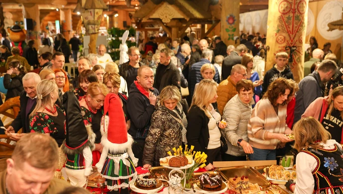 Tłumy na IV jarmarku w Hotelu Górskim. Wielkanocne smaki przyciągnęły mieszkańców regionu ZDJĘCIA