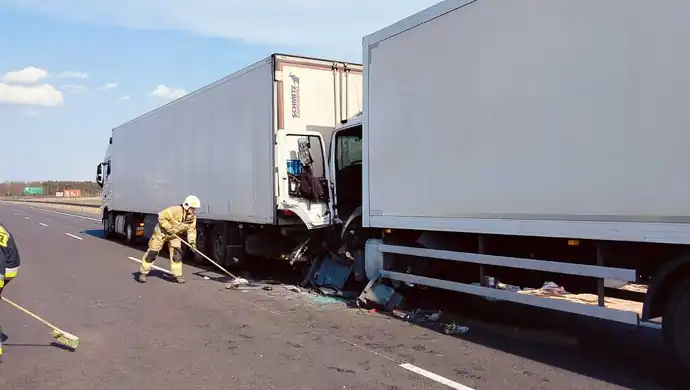 Zderzenie dwóch ciężarówek na S8. Droga w stronę Warszawy zablokowana