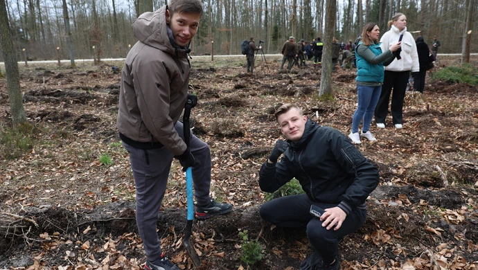 Wspólne sadzenie lasu z Nadleśnictwem Piotrków „Las potrzebuje równowagi pokoleń”