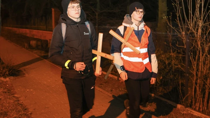 Prawie 200 osób i nawet 60 km nocą. Ekstremalna Droga Krzyżowa wyruszyła z Piotrkowa ZDJĘCIA