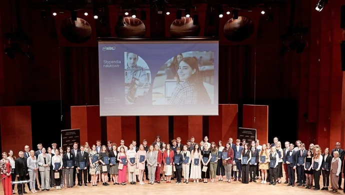 Młodzi z Piotrkowa i regionu wśród najlepszych. Stypendia marszałka rozdane