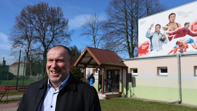 Sportowi bohaterowie na ścianie szkoły. Uroczyste odsłonięcie muralu w Piotrkowie