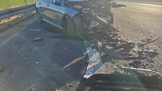 Kolejny groźny wypadek na S8 pod Piotrkowem. Mercedes wbił się w tył TIR-a