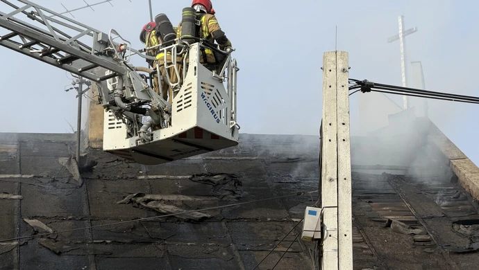 Płonął budynek przy Przedborskiej. Ogień strawił część dachu