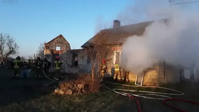 Wybuch gazu w Piotrkowie. 78-latek ciężko poparzony, zabrał go śmigłowiec LPR