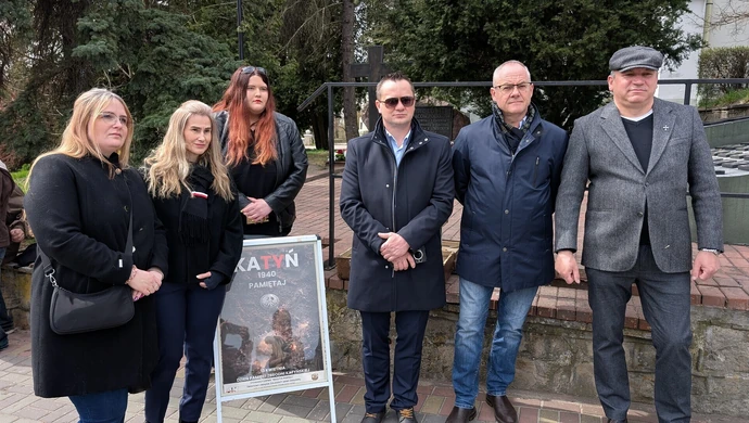 Guziki pamięci rozdane. Piotrkowianie uczcili ofiary Katynia