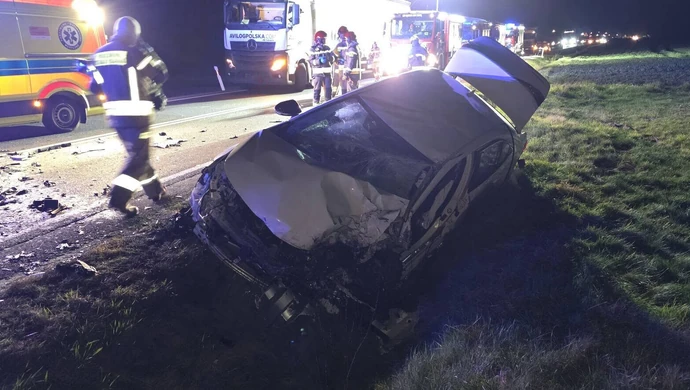 Czołowe zderzenie na DK74. 21-latek trafił do szpitala