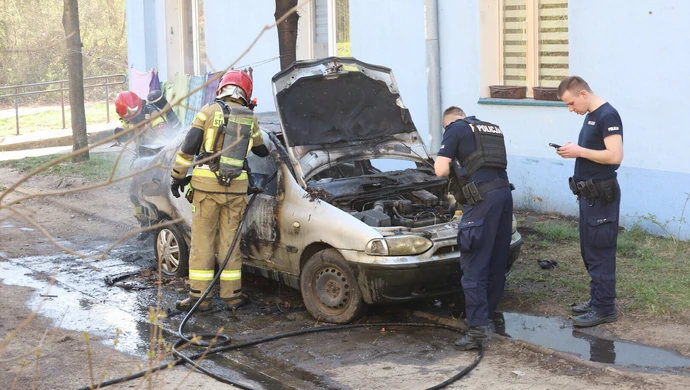 Auto stanęło w ogniu na Broniewskiego