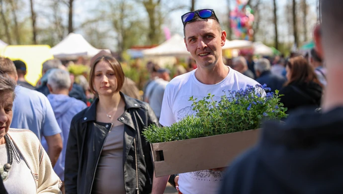 Tłumy na XIX Targach Ogrodniczych „Pamiętajmy o ogrodach” w Bykach ZDJĘCIA