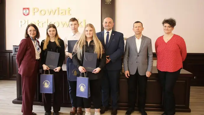 Stypendia Starosty Powiatu Piotrkowskiego dla najwybitniejszych uczniów przyznane