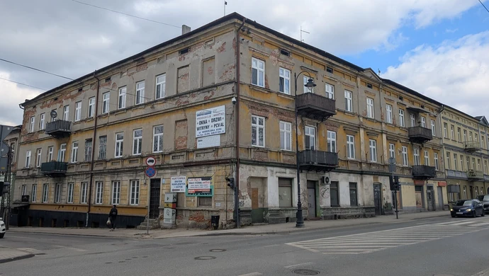 „Kamienica grozy” w Piotrkowie? Mieszkańcy alarmują o strachu, pożarze i agresji