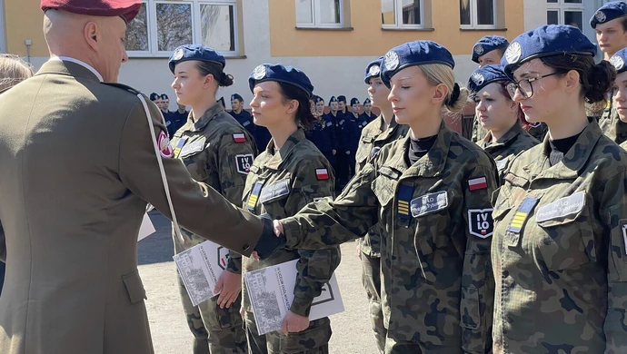 Wzruszająca uroczystość klas mundurowych w IV LO – ślubowanie pierwszoklasistów i pożegnanie kadetów