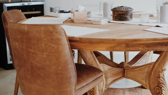 Okrągły stół drewniany - jaki model wybrać do salonu?