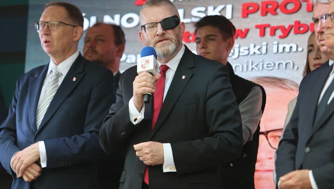 Grzegorz Braun w Piotrkowie: ostre słowa i „gaśnica” na krzywdzie. Spotkanie w cieniu protestu rolników