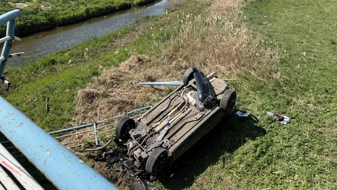 Auto uderzyło w bariery i spadło z mostu pod Piotrkowem ZDJĘCIA