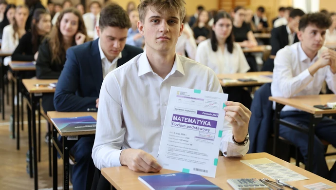 Drugi dzień matur. Maturzyści z III LO zdają matematykę