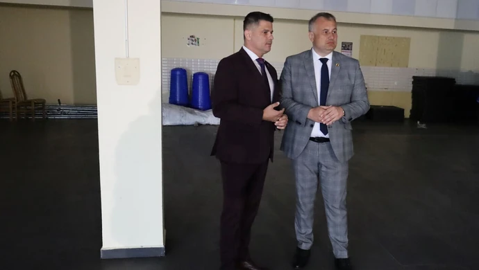 Nowoczesna mediateka zamiast domu handlowego. Wielka inwestycja w Kamieńsku (FILM)