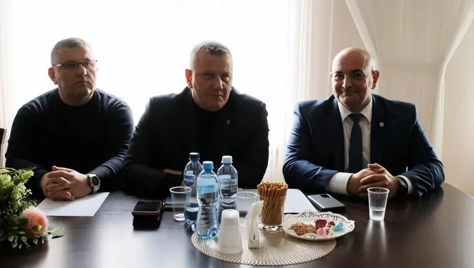 Powiat rozmawia o programie „Strzelnica w Powiecie”. Samorządy i szkoły mogą starać się o dofinansowanie