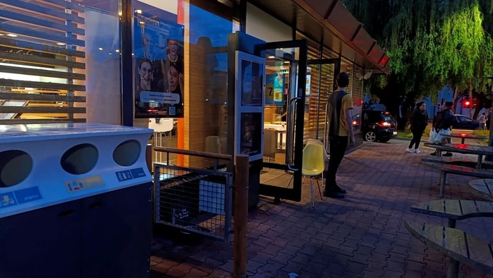 14-latek rozpylił gaz i demolował McDonald’s. Został zatrzymany