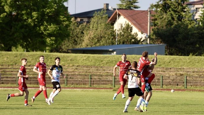 Concordia Piotrków Trybunalski pewnie zmierza po awans, rozbijając Wolankę Wola Krzysztoporska aż 6:2.