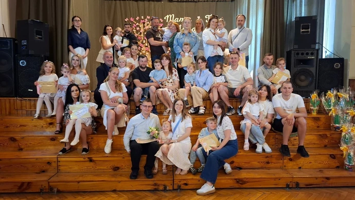 Wzruszające występy z okazji Dnia Mamy i Taty. Przedszkolaki z Villa Bambini zaprezentowały się w I LO