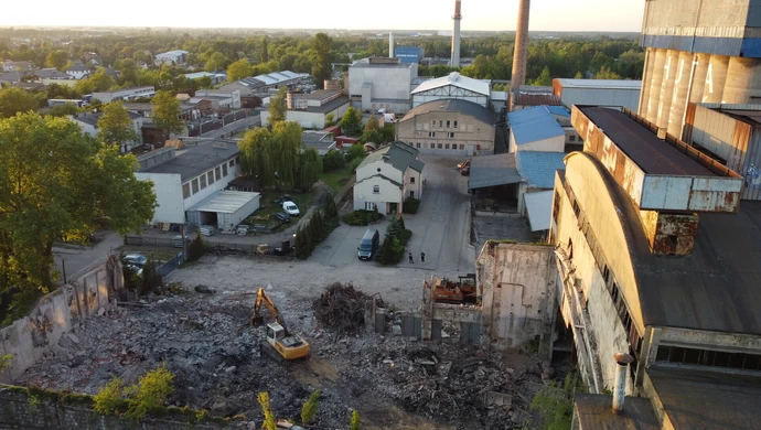 Przemysłowy symbol Piotrkowa znika z krajobrazu miasta. Trwa wyburzanie dawnej huty „Kara”