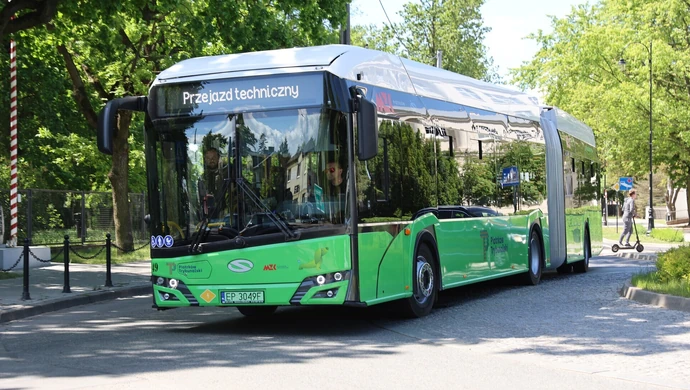 Nowy "przegubowiec" wyjechał na ulice Piotrkowa. MZK sprawdzało, czy zmieści się na rondach i wąskich ulicach