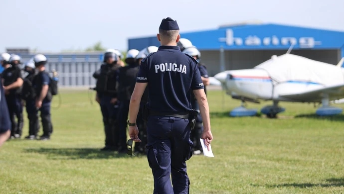 Policjanci z kilkunastu miast opanowali lotnisko w Piotrkowie. Trwały specjalistyczne ćwiczenia