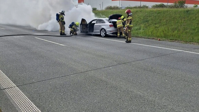 Audi spłonęło na trasie S8. Interweniowali strażacy