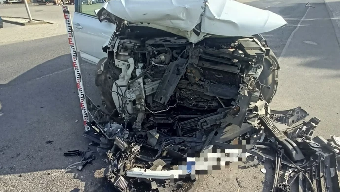 Czołowe zderzenie na DK91 pod Piotrkowem. Dwie osoby trafiły do szpitala