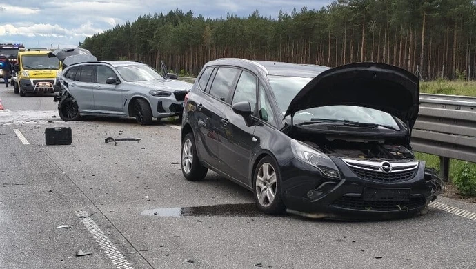 Karambol na autostradzie A1. Jedna osoba została ranna podczas udzielania pomocy