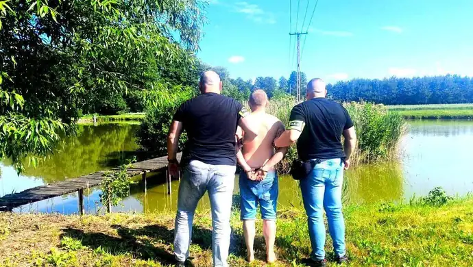 Ukrywał się pod kołdrą na strychu, inny uciekał przez okno. Piotrkowscy kryminalni zatrzymali poszukiwanych