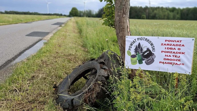 Przy drodze powiatowej pojawiła się „laurka” dla zarządcy. Mieszkaniec zwraca uwagę na zalegające śmieci