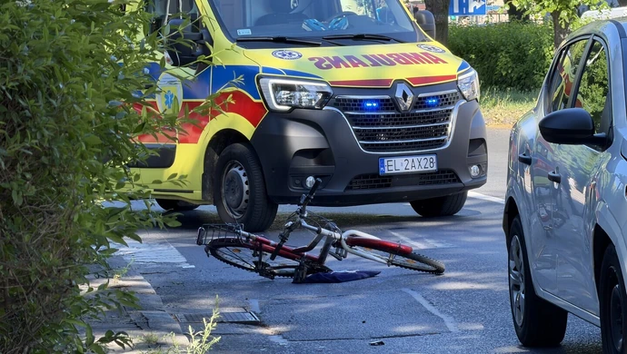 Groźny wypadek w centrum Piotrkowa. Matka z dzieckiem potrącone na pasach