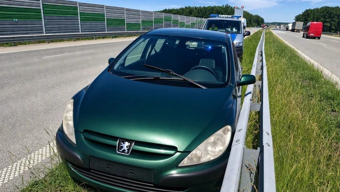 Porzucili Peugeota na A1. Wcześniej zdjęli tureckie tablice i odjechali