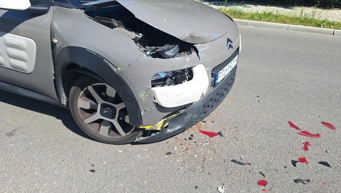 Zasłabła za kierownicą i uderzyła w zaparkowany samochód. Upały dają się we znaki 