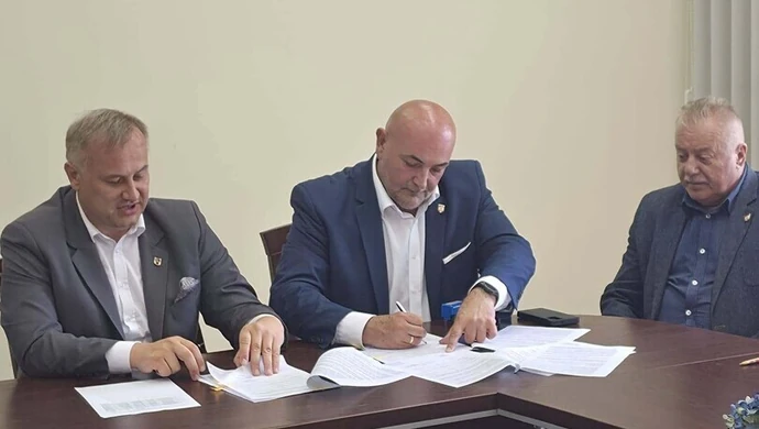 Powiat piotrkowski z kolejnym dofinansowaniem. Będą pieniądze na drogę, sprzęt i projekty w sołectwach