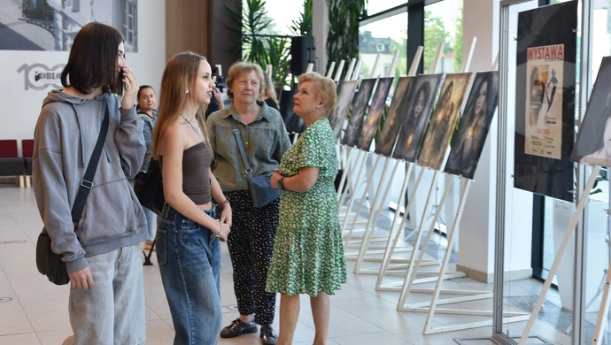 Dwa spojrzenia na emocje. W Mediatece otwarto nową wystawę fotografii