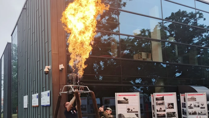 Historyczne zdjęcia i balonowe kosze przed Mediateką. Lotnicza wystawa towarzyszy Fly Fest