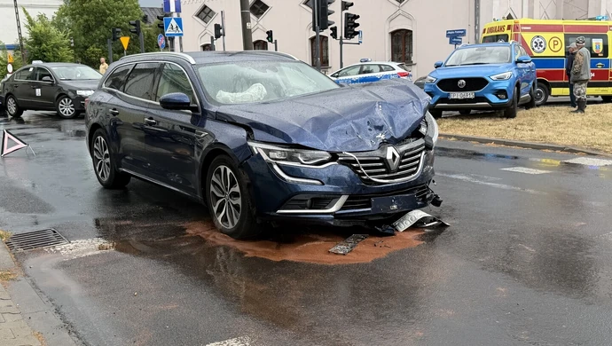 Dwie osoby ranne po zderzeniu na skrzyżowaniu Wojska Polskiego i Jerozolimskiej w Piotrkowie