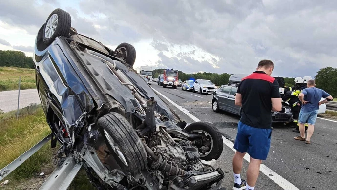 Zderzenie czterech samochodów na S8 pod Piotrkowem. Trójka dzieci w szpitalu