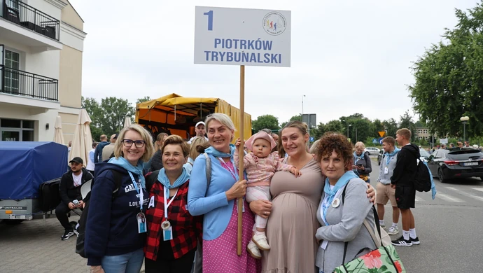 „Człowiek kończy zmęczony, ale za rok znów tęskni”. Ponad 670 pielgrzymów ruszyło z Piotrkowa na Jasną Górę
