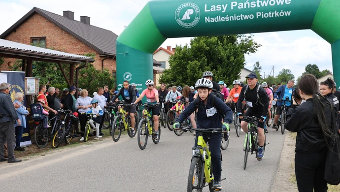 Sport, pamięć i historia. Blisko 200 osób wzięło udział w VI Rodzinnym Rajdzie Rowerowym i Łazowskim Biegu Przełajowym