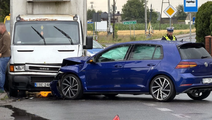 Trzy samochody zderzyły się na skrzyżowaniu w Siomkach