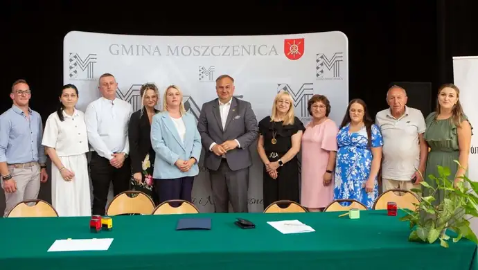 Ponad 431 tys. zł wsparcia dla Gminy Czarnocin. Podpisano umowy na kolejne inwestycje i projekty społeczne