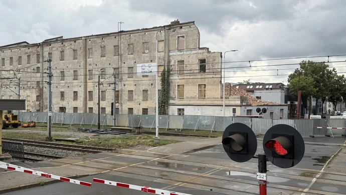 Wyburzanie starego młyna w Piotrkowie. Historyczny obiekt przy ul. Słowackiego znika z krajobrazu miasta