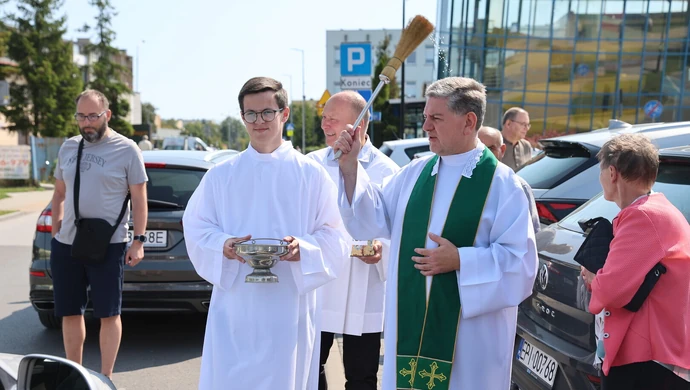 Święcenie pojazdów w parafii Królowej Pokoju