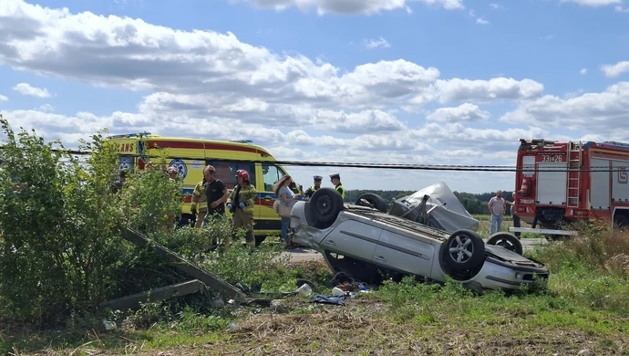 Renault uderzyło w słup i dachowało. Lądował śmigłowiec LPR